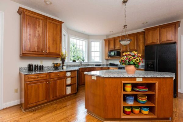 Solid wood kitchen cabinets: advantages and disadvantages